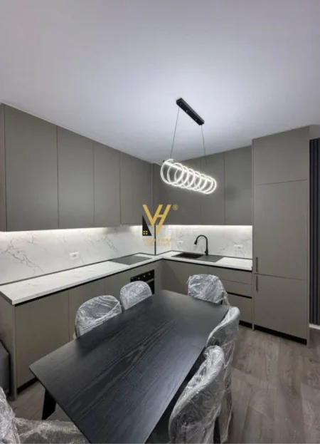 Tirane, jepet me qera apartament 2+1+Ballkon Kati 4, 90 m² 600 € (UNIVER CITY)