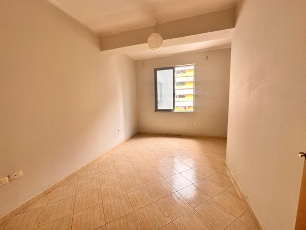Tirane, jepet me qera apartament 2+1 Kati 4, 95 m² 500 € (Zona e Parkut, Pallati i Anxhelos)