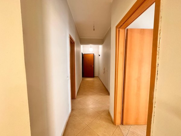 Tirane, jepet me qera apartament 2+1 Kati 4, 95 m² 500 € (Zona e Parkut, Pallati i Anxhelos)