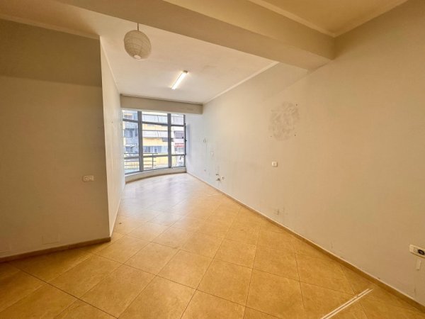 Tirane, jepet me qera apartament 2+1 Kati 4, 95 m² 500 € (Zona e Parkut, Pallati i Anxhelos)