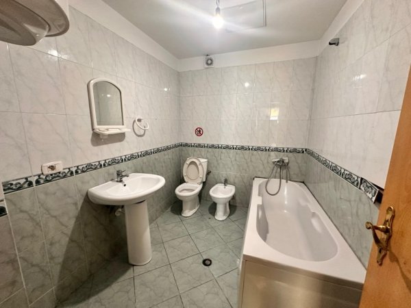 Tirane, jepet me qera apartament 2+1 Kati 4, 95 m² 500 € (Zona e Parkut, Pallati i Anxhelos)