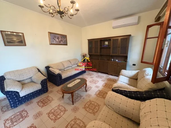 Vlore, jepet me qera shtepi 2+1+Ballkon Kati 0, 110 m² 300 € (Rruga Unaza)