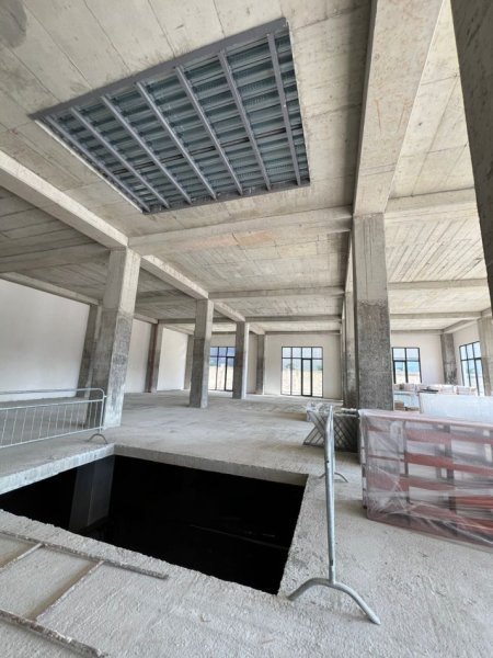 Tirane, jepet me qera ambjent biznesi Kati 0, 1.000 m² 5.000 € (Autostrada Tiranë–Durrës)