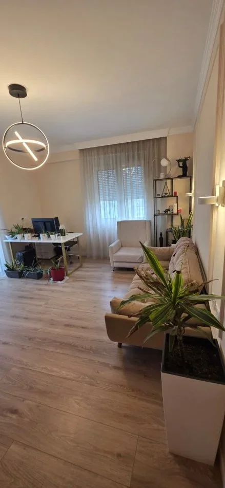 Tirane, jepet me qera nga Pronari, pa-komision ambjent biznesi Kati 4, 120 m² 800 € (Rr.Ndre Mjeda Tek Raport TV)
