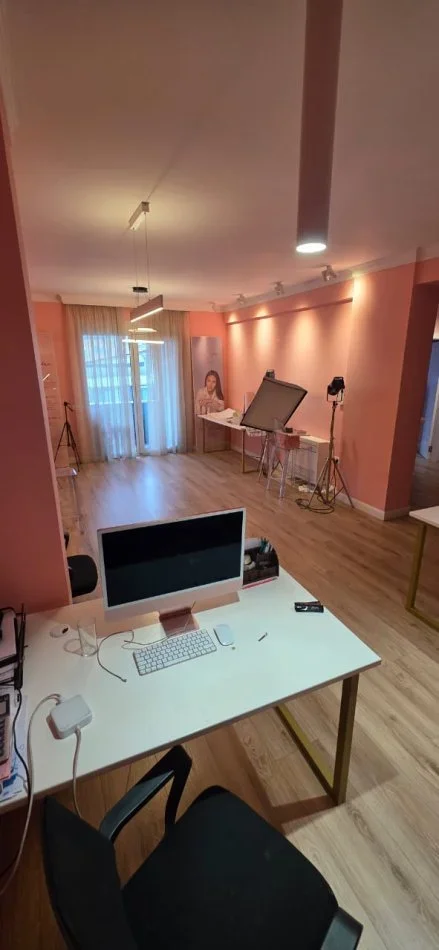 Tirane, jepet me qera nga Pronari, pa-komision ambjent biznesi Kati 4, 120 m² 800 € (Rr.Ndre Mjeda Tek Raport TV)