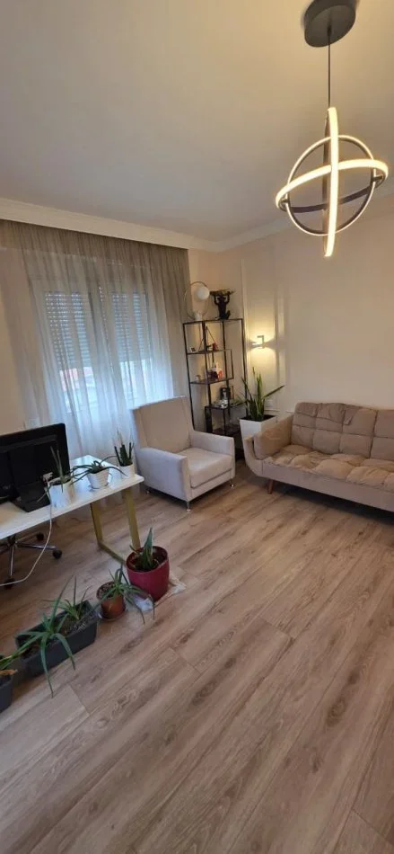 Tirane, jepet me qera nga Pronari, pa-komision ambjent biznesi Kati 4, 120 m² 800 € (Rr.Ndre Mjeda Tek Raport TV)