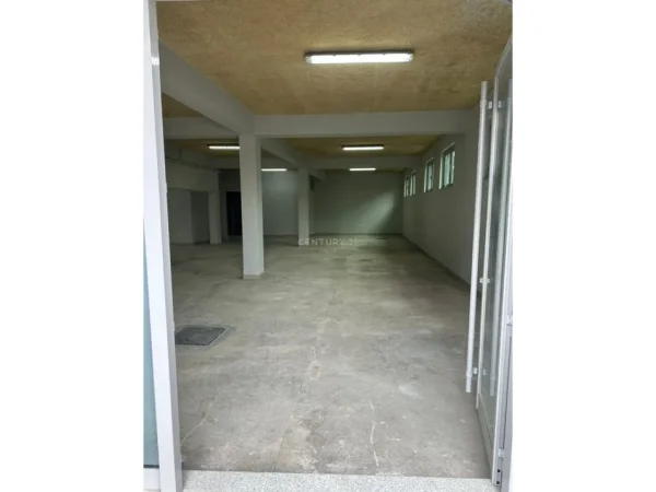Tirane, jepet me qera ambjent biznesi Kati 0, 300 m² 2.000 € (Vaqarr)