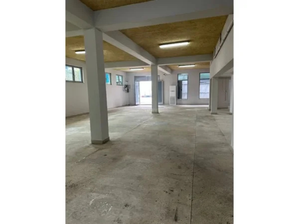 Tirane, jepet me qera ambjent biznesi Kati 0, 300 m² 2.000 € (Vaqarr)
