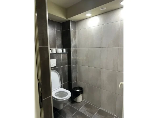 Tirane, jepet me qera ambjent biznesi Kati 0, 300 m² 2.000 € (Vaqarr)
