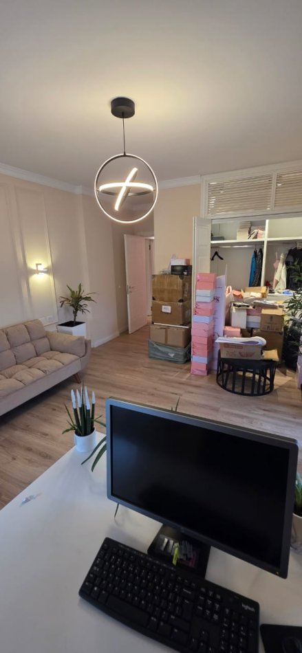 Tirane, jepet me qera zyre Kati 4, 120 m² 800 € (Rr. Ndre Mjeda , Raport TV)