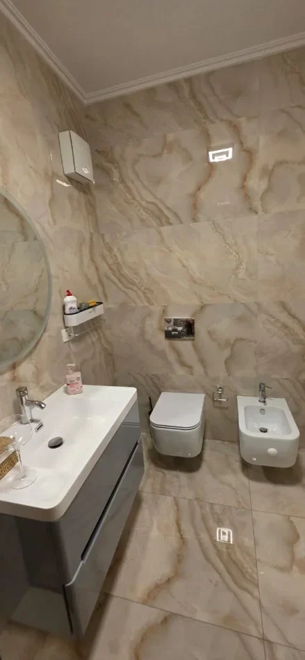 Tirane, jepet me qera zyre Kati 4, 120 m² 800 € (Rr. Ndre Mjeda , Raport TV)