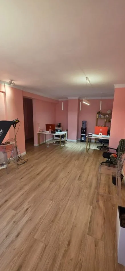 Tirane, jepet me qera zyre Kati 4, 120 m² 800 € (Rr. Ndre Mjeda , Raport TV)