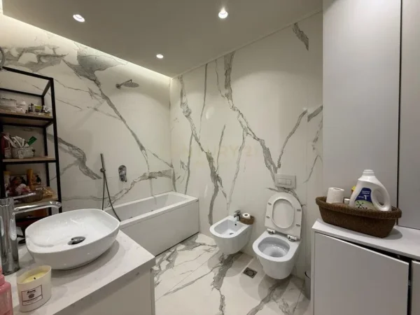 Tirane, jepet me qera apartament 3+1+Aneks+Ballkon Kati 3, 200 m² 2.000 € (Farke)