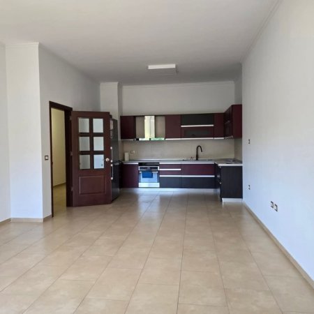 Tirane, jepet me qera zyre Kati 2, 162 m² 2.000 € (prane Gardes)