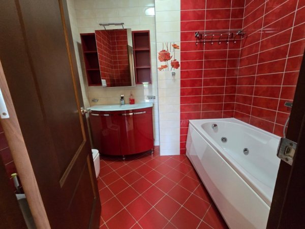 Tirane, jepet me qera zyre Kati 2, 162 m² 2.000 € (prane Gardes)