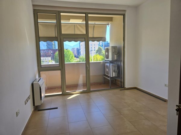 Tirane, jepet me qera zyre Kati 2, 162 m² 2.000 € (prane Gardes)