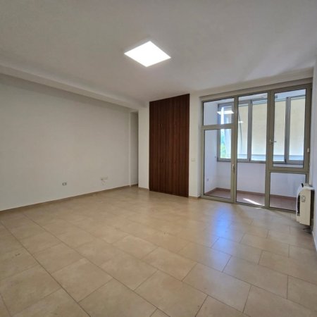 Tirane, jepet me qera zyre Kati 2, 162 m² 2.000 € (prane Gardes)