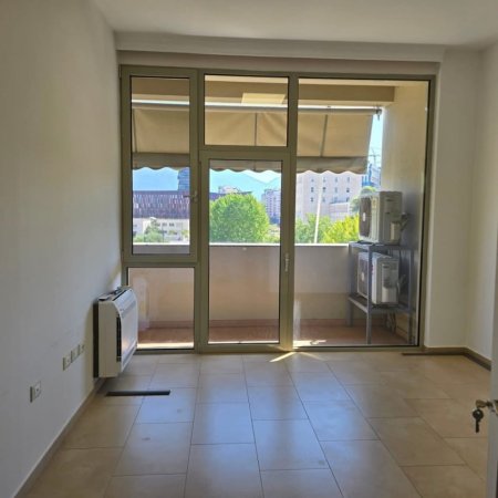 Tirane, jepet me qera zyre Kati 2, 162 m² 2.000 € (prane Gardes)