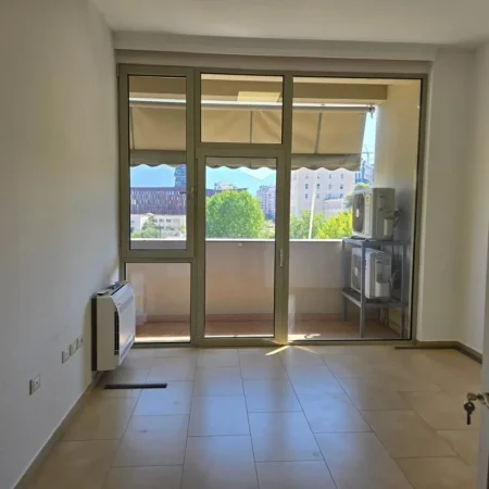 Tirane, jepet me qera zyre Kati 2, 162 m² 2.000 € (prane Gardes)
