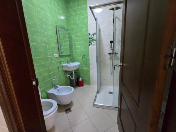 Tirane, jepet me qera zyre Kati 2, 162 m² 2.000 € (prane Gardes)