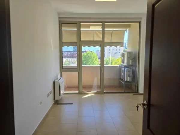 Tirane, jepet me qera zyre Kati 2, 162 m² 2.000 € (prane Gardes)