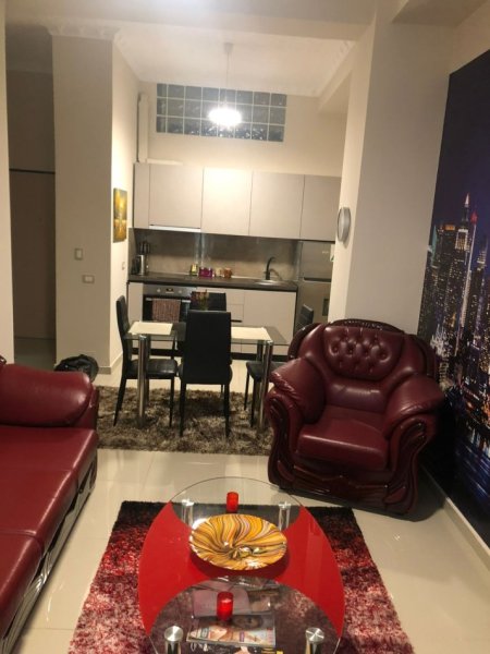 Tirane, jepet me qera apartament 1+1+Ballkon Kati 2, 55 m² 500 € (Pazari i ri)