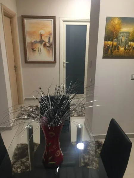 Tirane, jepet me qera apartament 1+1+Ballkon Kati 2, 55 m² 500 € (Pazari i ri)