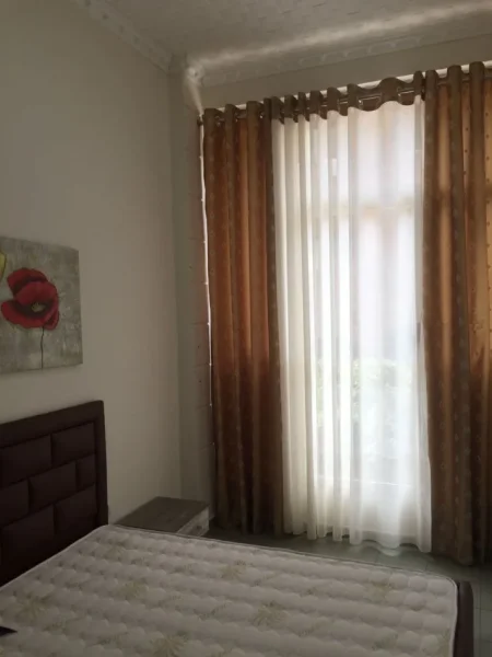 Tirane, jepet me qera apartament 1+1+Ballkon Kati 2, 55 m² 500 € (Pazari i ri)
