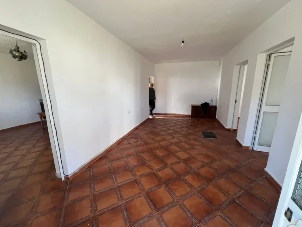 Tirane, jepet me qera apartament 2+1 Kati 1, 360 € 