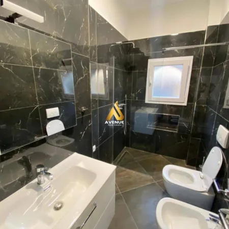 Tirane, jepet me qera apartament 2+1+Ballkon Kati 4, 70 m² 680 € (myslym shyri)