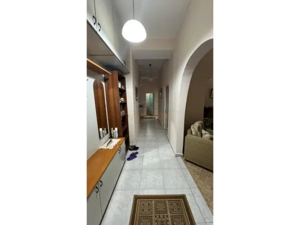 Tirane, jepet me qera apartament 2+1 Kati 1, 99 m² 900 € 