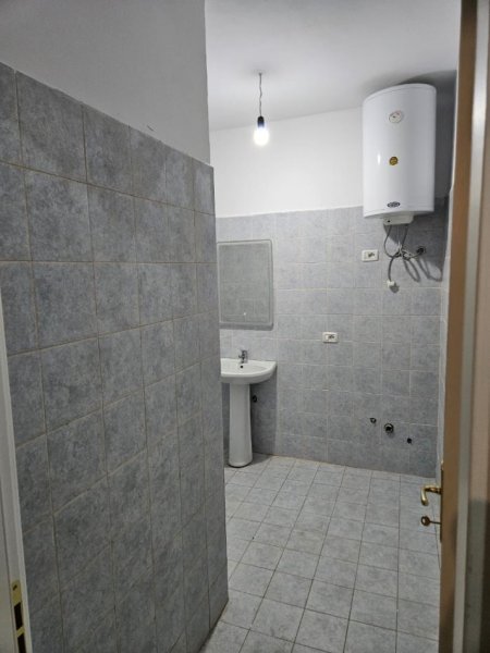Tirane, jepet me qera apartament 3+1+Ballkon Kati 8, 120 m² 550 € 