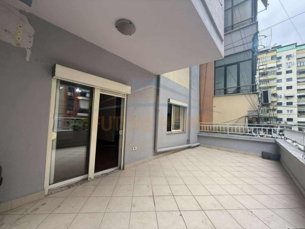 Tirane, shitet apartament 2+1 Kati 1, 131 m² 320.000 € 
