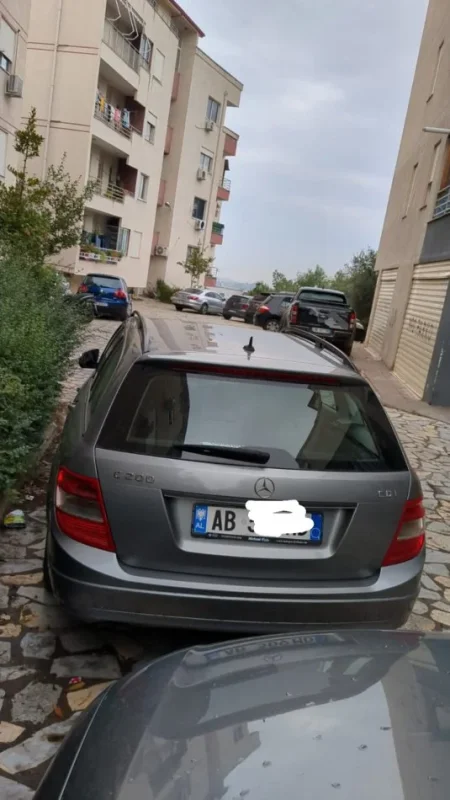 Tirane, shitet makine me portobagazh Nafte, gri metalizato manuale Kondicioner 280 km 4.800 €