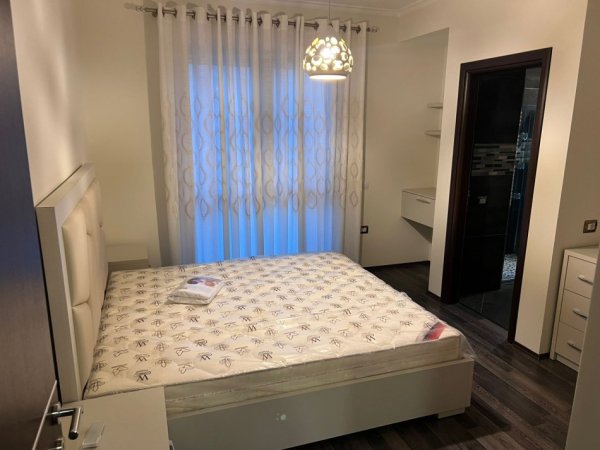 Tirane, jepet me qera apartament 2+1+Aneks+Ballkon , 1.400 € (Rruga e Kosovareve)