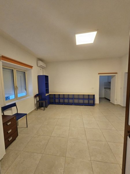 Tirane, jepet me qera apartament 2+1 Kati 2, 130 m² 450 €