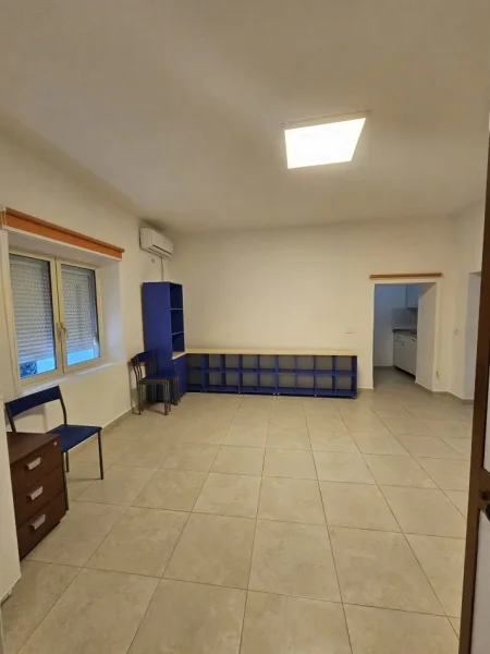 Tirane, jepet me qera apartament 2+1 Kati 2, 130 m² 450 €