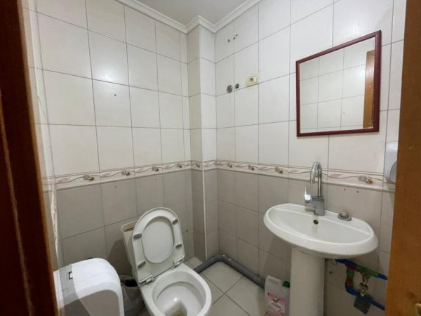 Tirane, jepet me qera ambjent biznesi Kati 0, 35 m² 650 € (Tek Kristal Center)