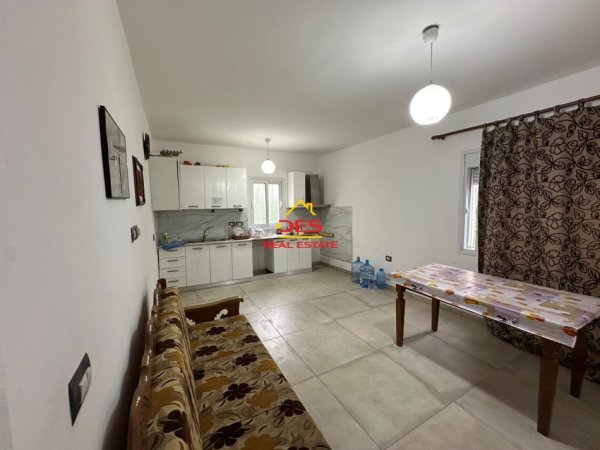 Vlore, jepet me qera shtepi Kati 0, 130 m² 600 € (Rruga)