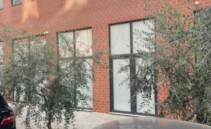 Tirane, jepet me qera ambjent biznesi Kati 0, 100 m² 900 € (STACIONI I TRENIT)