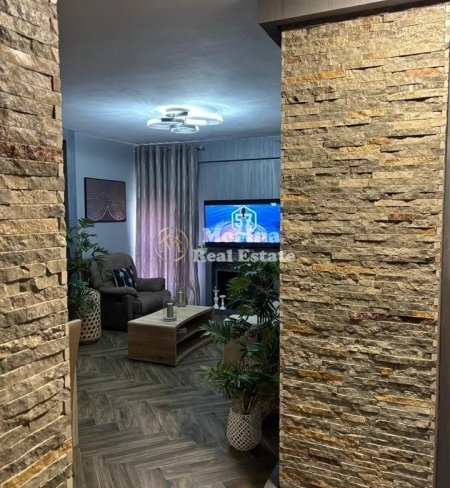 Tirane, jepet me qera apartament 2+1 Kati 4, 80 m² 700 € 