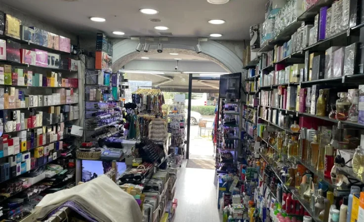 Tirane, shitet dyqan Kati 0, 40 m² 130.000 € (RRUGA MUHAMET GJOLLESHA,21 DHJETORI)