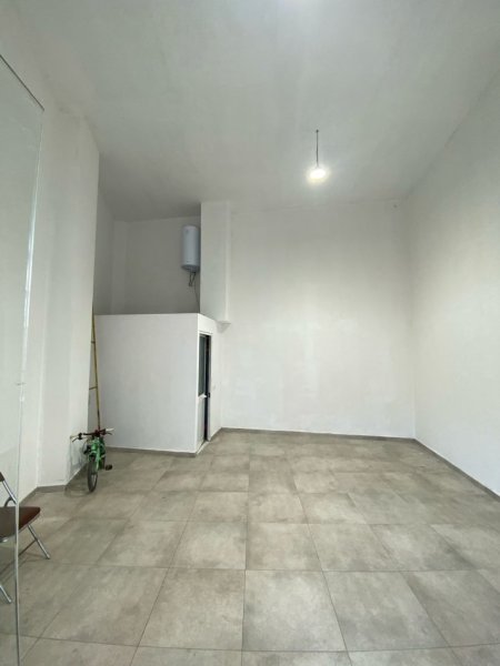 Tirane, jepet me qera zyre Kati 0, 55 m² 600 € (bulevardi zogu i pare)