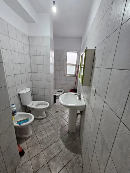 Tirane, jepet me qera apartament 2+1 Kati 8, 95 m² 450 €