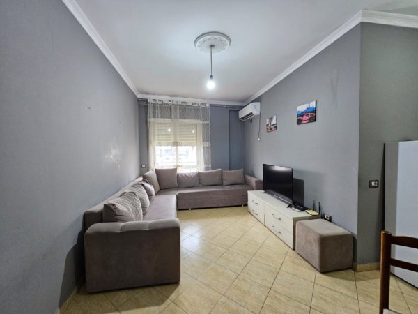 Tirane, jepet me qera apartament 2+1 Kati 8, 95 m² 450 €