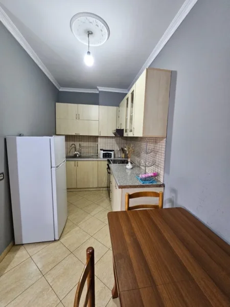 Tirane, jepet me qera apartament 2+1 Kati 8, 95 m² 450 €