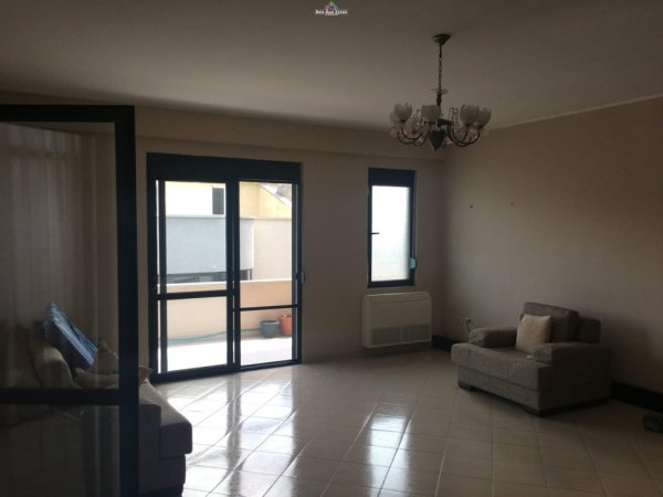 Tirane, jepet me qera apartament 2+1 Kati 4, 150 m² 550 € (rruga liqeni i thate)