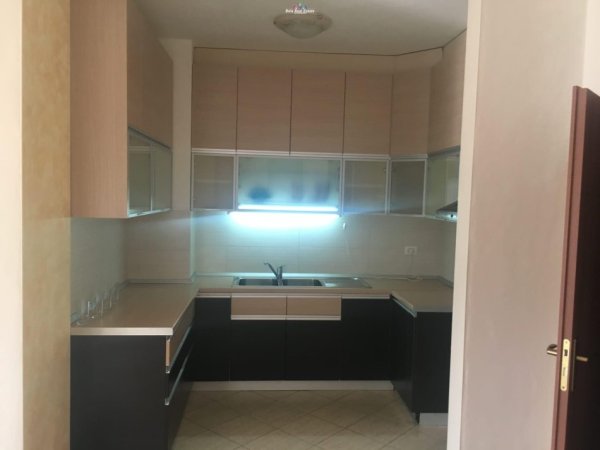 Tirane, jepet me qera apartament 2+1 Kati 4, 150 m² 550 € (rruga liqeni i thate)