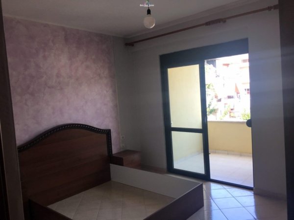 Tirane, jepet me qera apartament 2+1 Kati 4, 150 m² 550 € (rruga liqeni i thate)