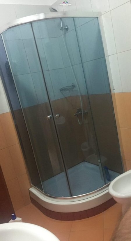 Tirane, jepet me qera apartament 2+1 Kati 4, 150 m² 550 € (rruga liqeni i thate)